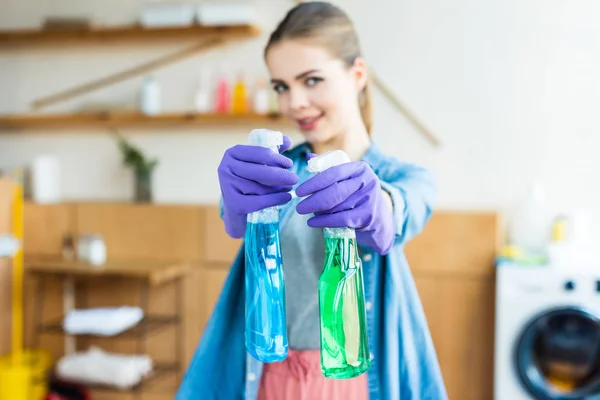 Ung Kvinna Gummihandskar Holding Plastflaskor Med Rengöringsmedel Och Ler Mot — Stockfoto