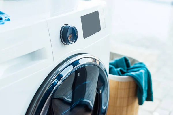 Närbild Moderna Tvättmaskin Och Korg Med Tvätt Hemma — Stockfoto