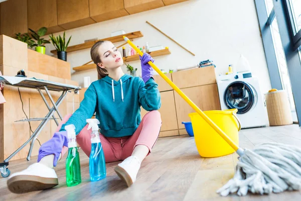 Mujer Joven Con Guantes Goma Sosteniendo Fregona Sentada Suelo Mientras — Foto de Stock