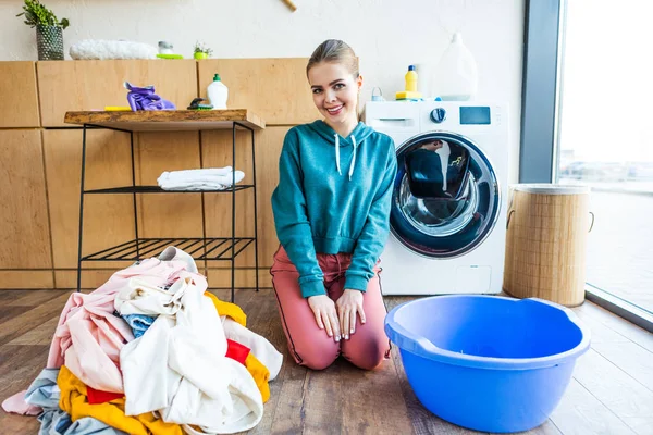 Beautiful Young Woman Smiling Camera While Kneeling Laundry Plastic Basin — Stock Photo, Image