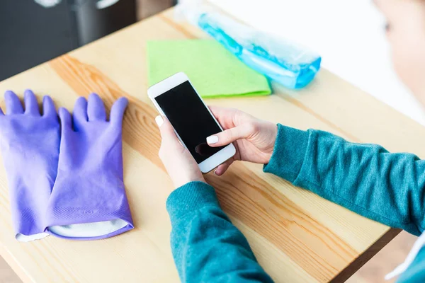 Schnappschuss Von Frau Mit Smartphone Mit Leerem Bildschirm Während Hausreinigung — Stockfoto
