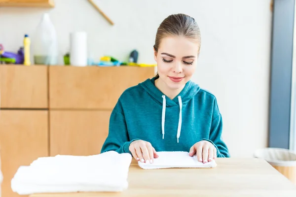 Jonge Vrouw Zit Aan Tafel Met Witte Handdoeken Het Glimlachen — Gratis stockfoto