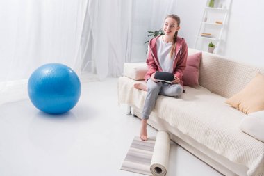 sanal gerçeklik kulaklık tutarak ve uzakta ev arayan kız