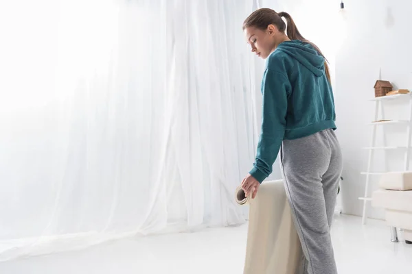 Gadis Menempatkan Yoga Tikar Lantai Rumah — Stok Foto