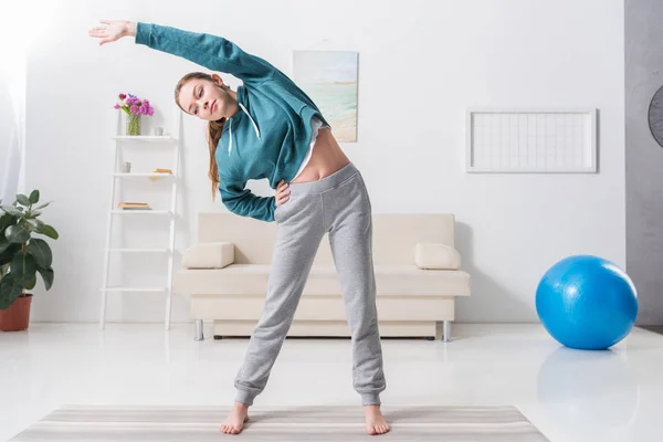 Mädchen Dehnt Körper Auf Yogamatte Hause — Stockfoto