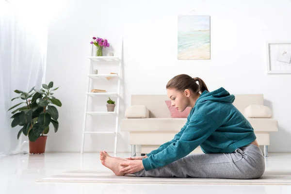 Side View Girl Exercising Yoga Mat Home — Stock Photo, Image