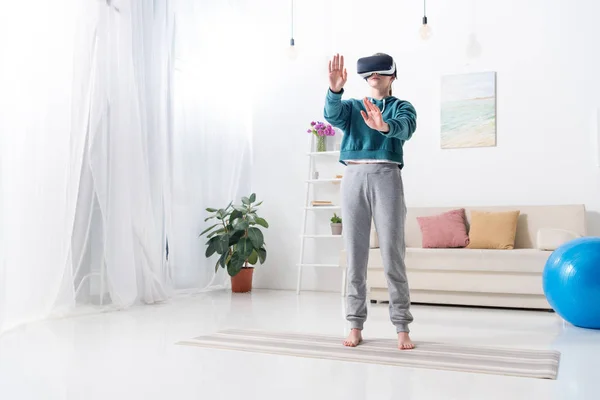 Meisje Aanraken Van Iets Met Virtual Reality Headset Thuis — Stockfoto