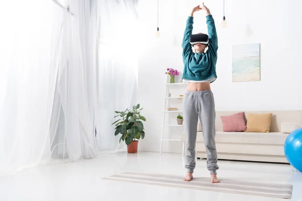 Mädchen Macht Yoga Mit Virtual Reality Headset Auf Yogamatte Hause — kostenloses Stockfoto