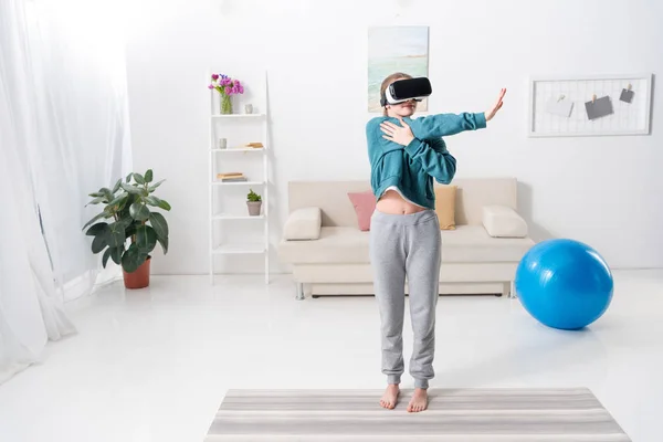 Girl Stretching Hands Virtual Reality Headset Yoga Mat Home — Stock Photo, Image