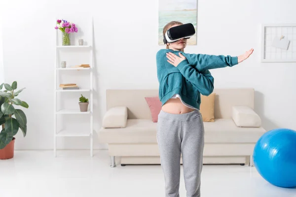 Mädchen Sportbekleidung Dehnt Sich Mit Virtual Reality Headset Hause Auf — Stockfoto