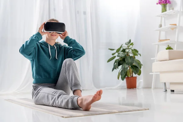 Mädchen Sitzt Hause Auf Yogamatte Mit Virtual Reality Headset — Stockfoto