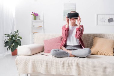 lotus pozisyonu ile sanal gerçeklik mezartaşı kanepe evde oturan kız