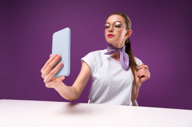 Mor üzerinde izole smartphone ile selfie alarak kız