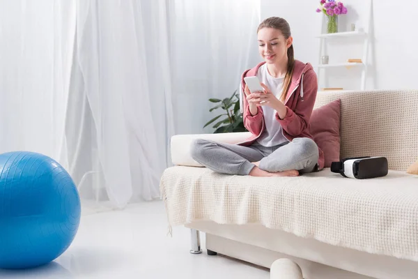 Mädchen Sitzt Hause Auf Sofa Und Benutzt Smartphone — Stockfoto