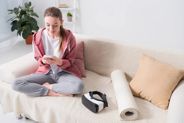 Flicka Med Smartphone Och Sitter Soffan Hemma — Stockfoto