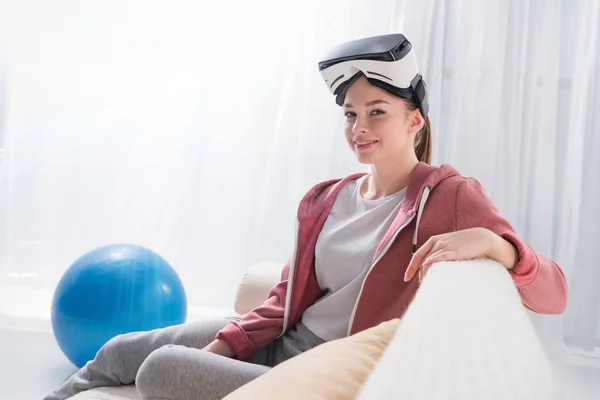 Mädchen Mit Virtual Reality Headset Schaut Hause Die Kamera — Stockfoto