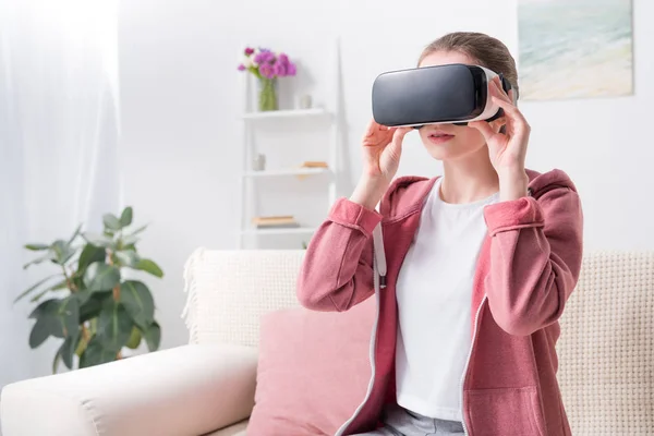 Menina Vestindo Fone Ouvido Realidade Virtual Casa — Fotografia de Stock