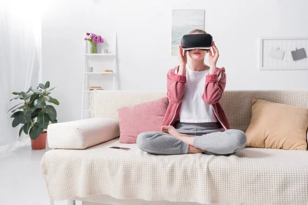 Mädchen Sitzt Lotusposition Mit Virtual Reality Headset Auf Dem Heimischen — Stockfoto