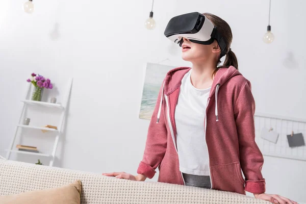 Chica Sorprendida Viendo Algo Con Auriculares Realidad Virtual Casa — Foto de Stock