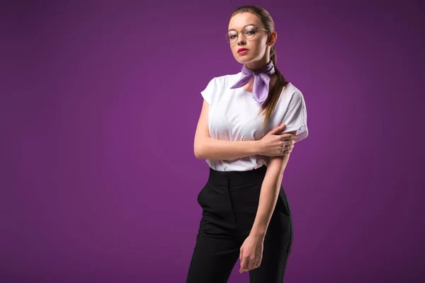 Menina Séria Olhando Para Câmera Isolada Roxo — Fotografia de Stock