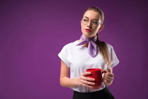 Meisje Houdt Van Rode Kop Koffie Geïsoleerd Paars — Stockfoto