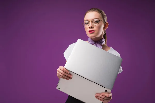 Дівчина Тримає Ноутбук Дивиться Камеру Ізольовано Фіолетовому — стокове фото