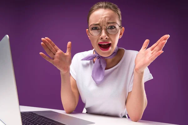 Geschokt Meisje Gebaren Met Handen Kijken Naar Camera Geïsoleerd Paars — Stockfoto