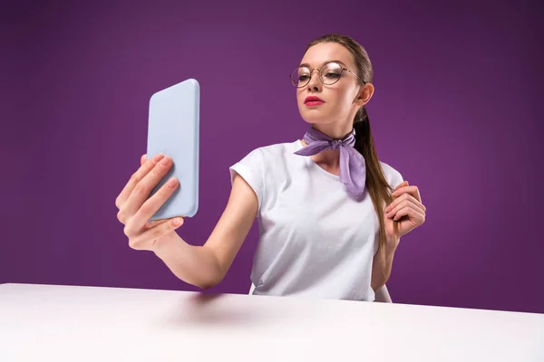 Девушка Делает Селфи Смартфоном Изолированным Фиолетовый — стоковое фото