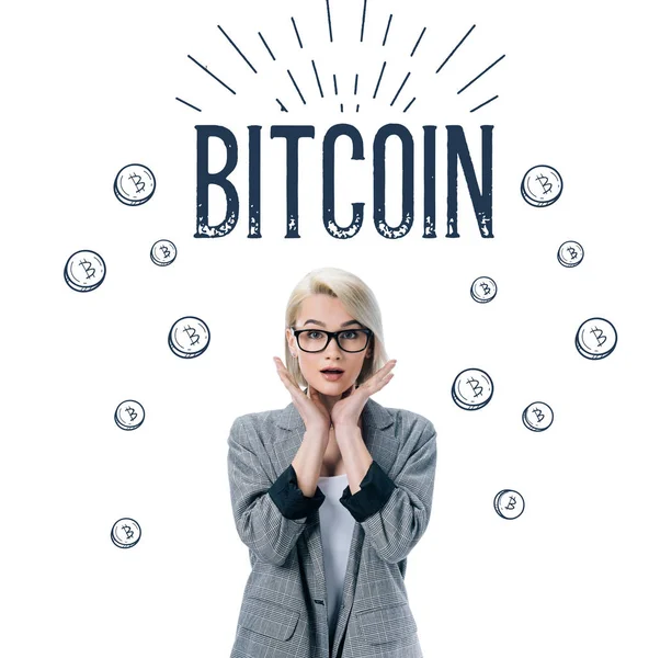 Schöne Schockierte Geschäftsfrau Posiert Formeller Kleidung Bitcoin Symbol Isoliert Auf — Stockfoto
