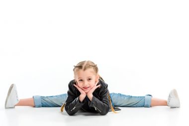 Split üzerinde oturan ve üzerinde beyaz izole çene üzerinde el ele tutuşarak pigtails ile şık çocuk
