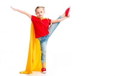 Split üzerinde duran ve el ile el hareketi küçük süper kız beyaz izole