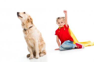 Bej köpek mutlu el süper kız beyaz izole sarı cape oturuyor