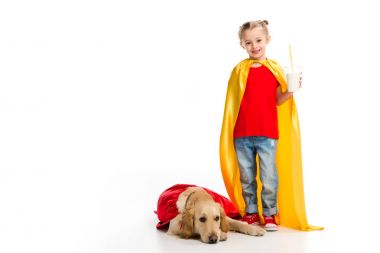 Mutlu supergirl beyaz izole kırmızı pelerinli milkshake yalan ile golden retriever holding