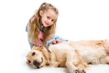 Çocuk ve yalancı köpek üzerinde beyaz izole kamera bakıyor