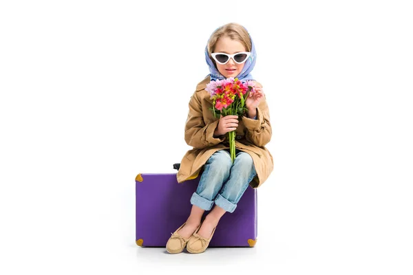 Стильна Дитина Сонцезахисних Окулярах Окулярах Тримає Квіти Сидячи Валізі Ізольовано — стокове фото