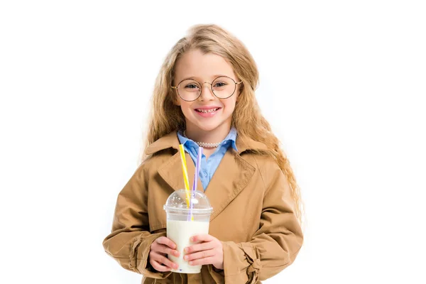 Pequeno Garoto Sorridente Óculos Segurando Milkshake Isolado Branco — Fotografia de Stock