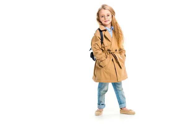 Barn Glasögon Bär Beige Trenchcoat Och Håller Påsen Isolerad Vit — Stockfoto