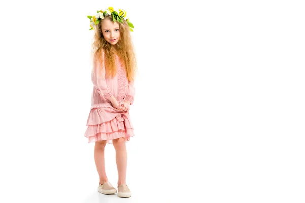 Niño Vestido Rosa Con Corona Flores Aisladas Blanco — Foto de stock gratis