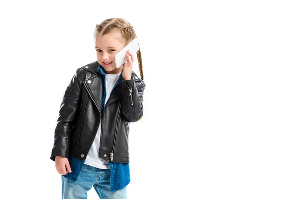 Sorrindo Criança Elegante Vestindo Jaqueta Couro Falando Smartphone Isolado Branco — Fotos gratuitas