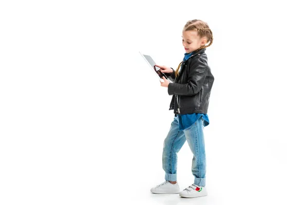 Вид Збоку Стоячої Маленької Дитини Використанням Цифрового Пристрою Ізольовано Білому — стокове фото