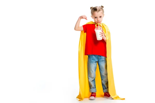 Supergirl Gelbem Umhang Trinkt Milchshake Und Zeigt Muskeln Der Hand — Stockfoto