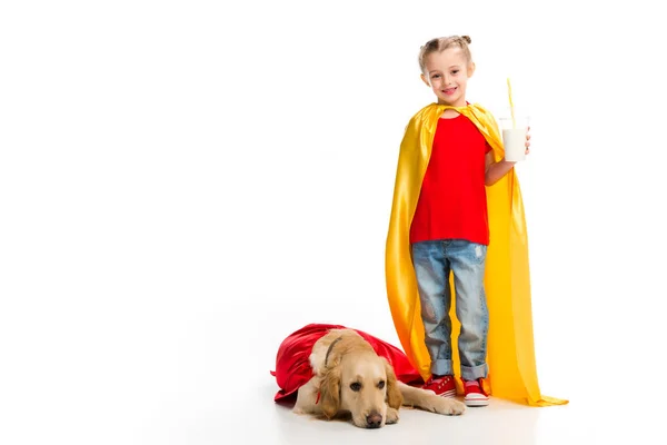 Supergirl Feliz Segurando Milkshake Com Retriever Dourado Deitado Capa Vermelha — Fotografia de Stock