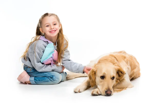 Sonriente Niño Tocando Perro Beige Aislado Blanco — Foto de Stock