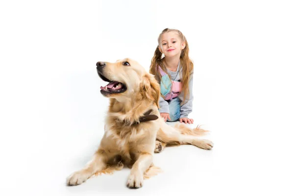 Stylisches Kind Und Liegender Hund Mit Halsband Isoliert Auf Weiß — Stockfoto