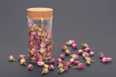 Grey güzel kuru pembe Gül tomurcukları cam yakın çekim Görünümü Kapat 