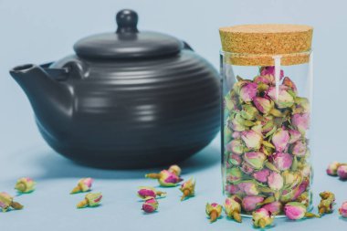 Mavi Siyah çaydanlık ve cam kuru gül tomurcukları yakından görmek