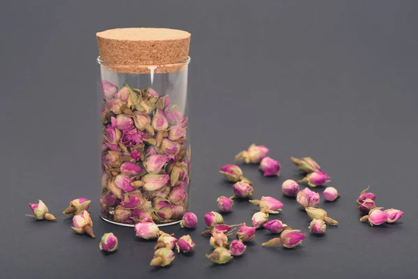 Nahaufnahme Schöner Trockener Rosa Rosenknospen Glas Auf Grau — Stockfoto