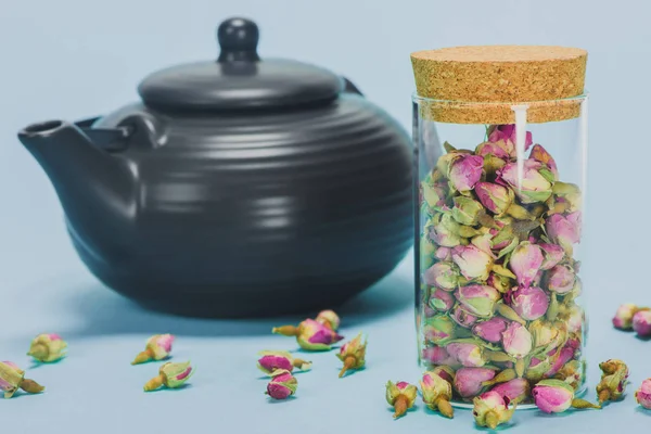 Close Weergave Van Zwarte Theepot Droge Roze Knoppen Glazen Pot — Stockfoto