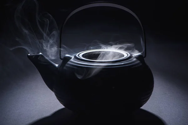 Крупним Планом Чорний Чайник Гарячою Парою Чорному — стокове фото