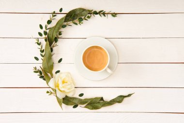 ahşap masa üzerinde güzel çiçek çelenk ve kahve Üstten Görünüm